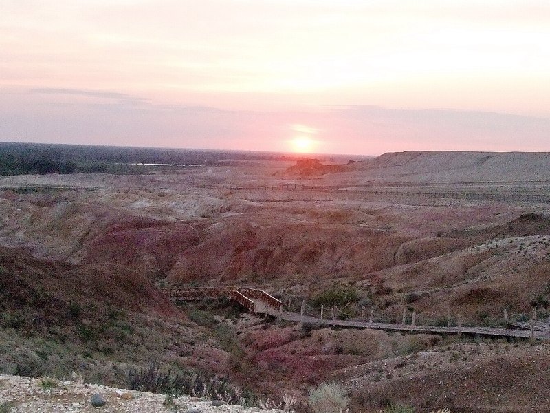 五彩滩雅丹地貌与夕阳