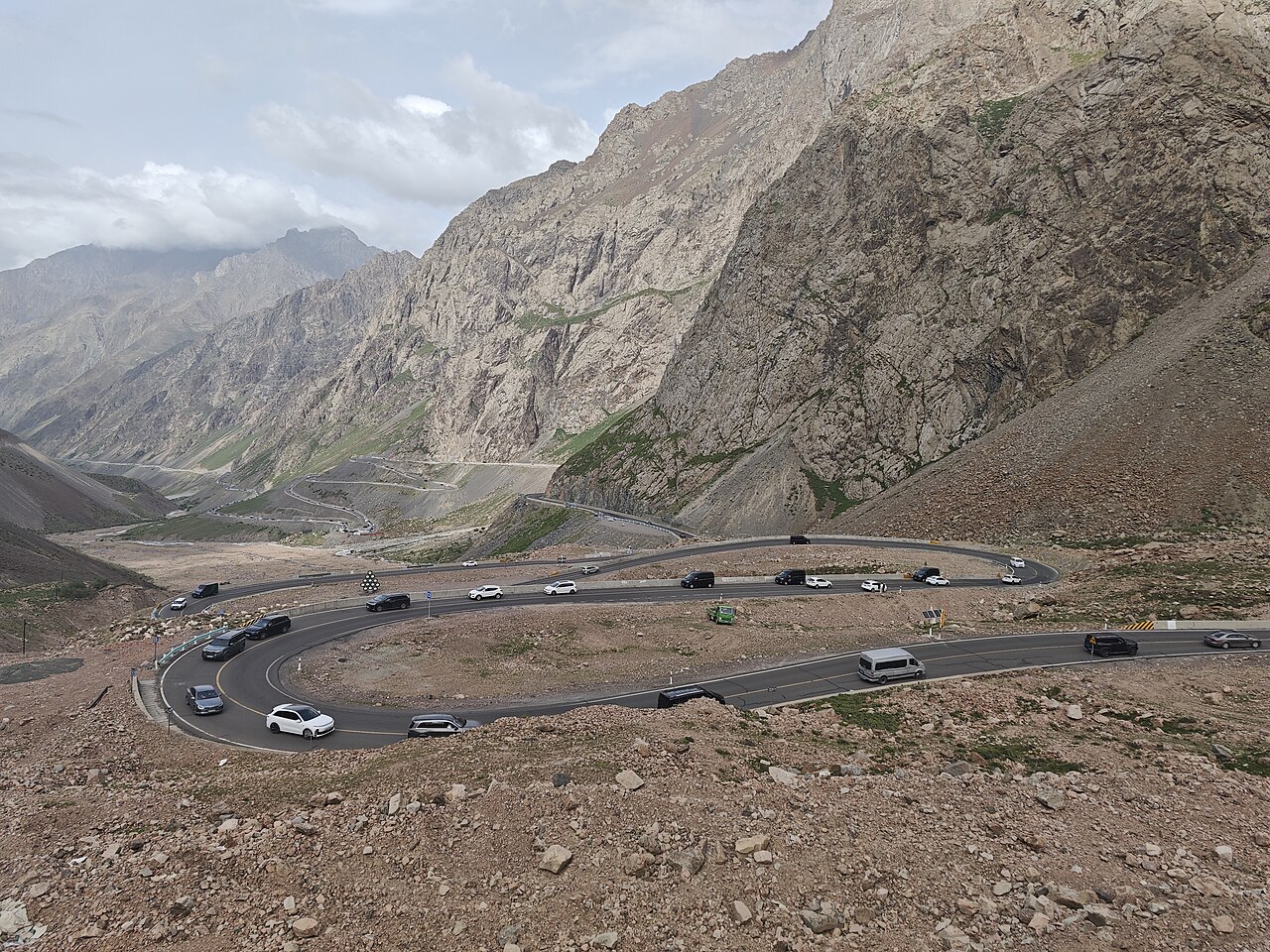 独库公路连续发卡弯实景