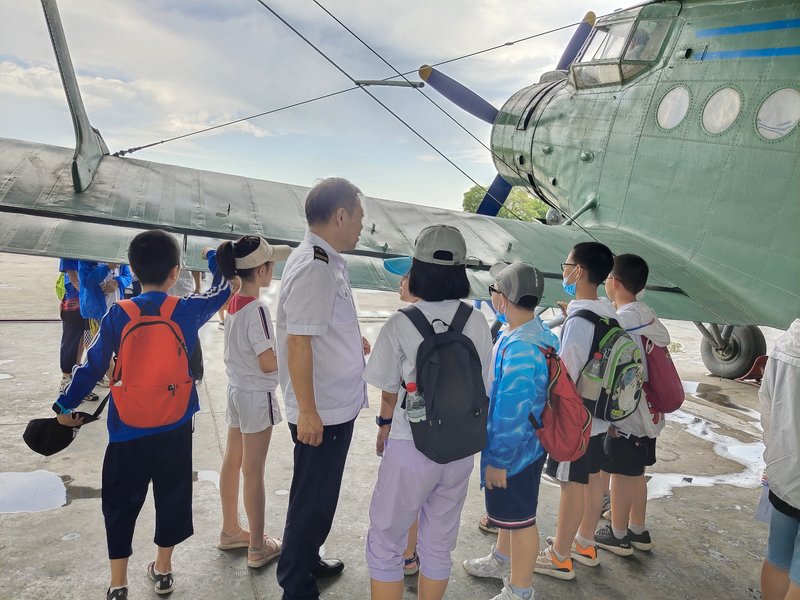学生参与航空主题研学活动 - 伊犁8天亲子研学游
